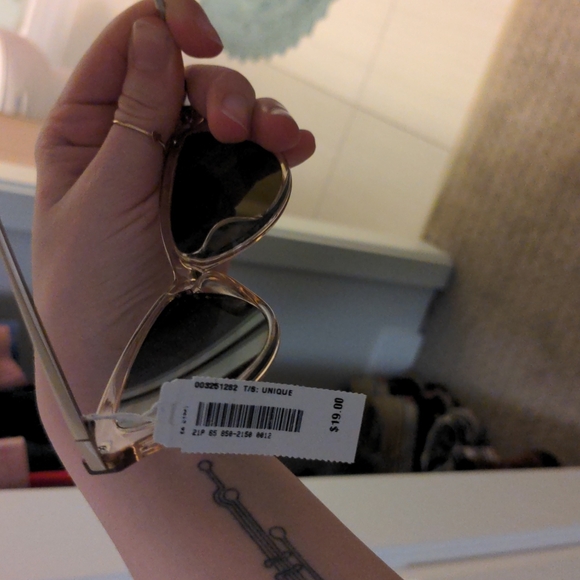 Cat Eye Sunglasses - Picture 2 of 2